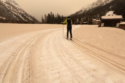 Желтый снег в горах Швейцарии
