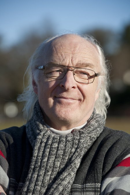 Literaat Vaapo Vaher usub, et seestpoolt nähtud kohalik kirjanduslugu on nii hiidlase kui muu eestlase jaoks märksa tähtsam kui kogu maailmakirjanduse otsatus.