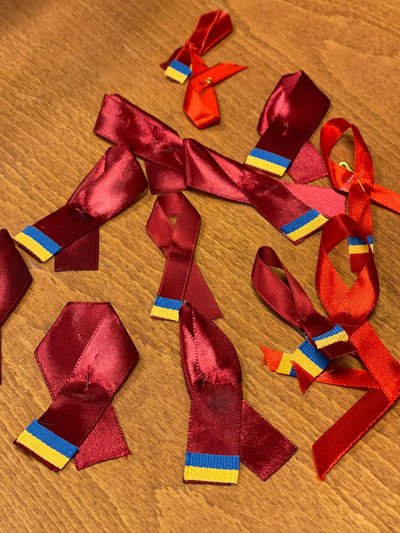 В этом году красная лента солидарности будет украшена цветами украинского флага. Их вручную сделали украинские женщины, которые вместе с детьми бежали от войны в Эстонию.