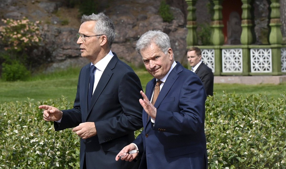 NATO peasekretär Jens Stoltenberg (vasakul) pühapäeval koos Soome riigipea Sauli Niinistöga Soome presidendi suveresidentsis Kultarantas.