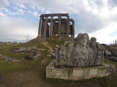 Zeusi templi varemed.