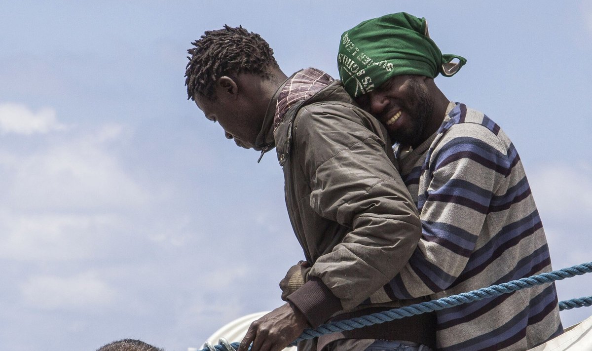 Liibüast saabunud pagulased Itaaliasse maabumas