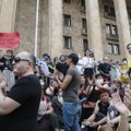 ВИДЕО | Участники массовой акции в Тбилиси требуют отставки правительства после смерти избитого гомофобами оператора