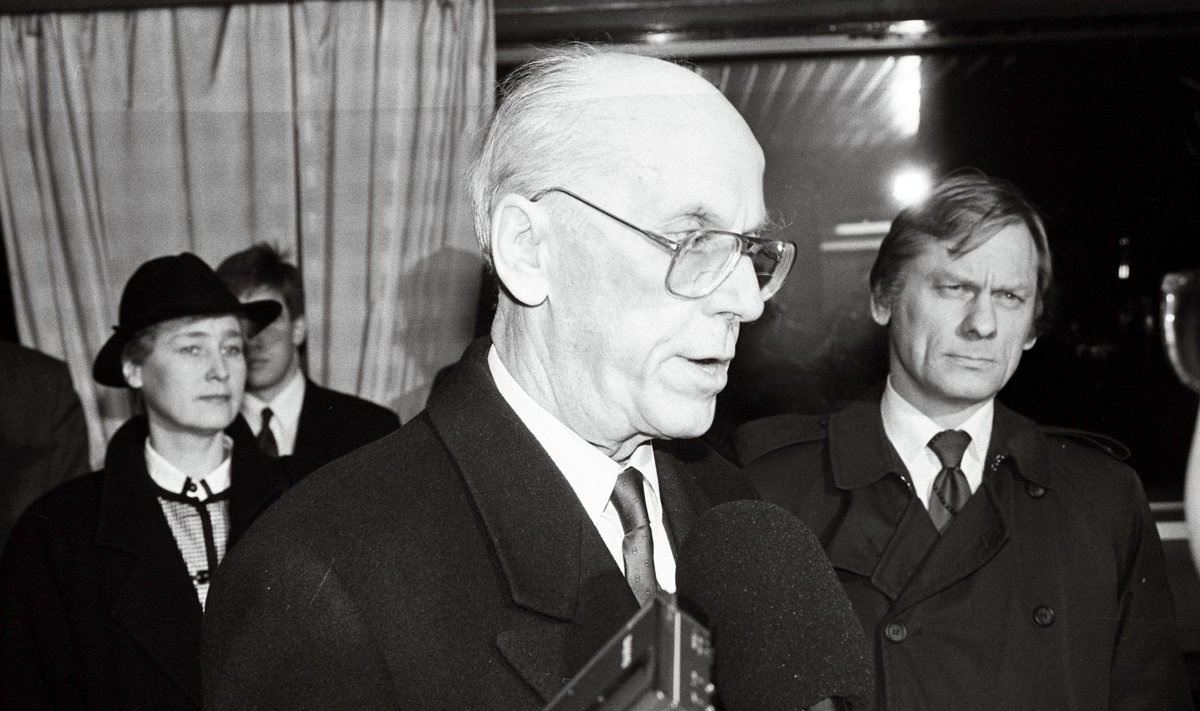 President Lennart Meri Tallinna lennujaamas saabumas välisreisilt. Vasakul proua Helle Meri, paremal välisminister Trivimi Velliste.
