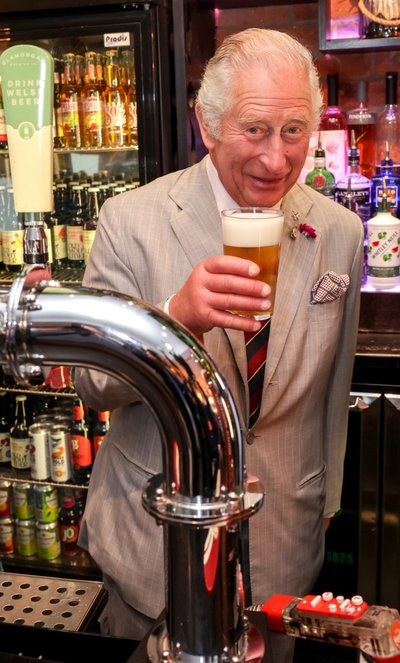 Prints Charles kohalikus Wales'i pubis.