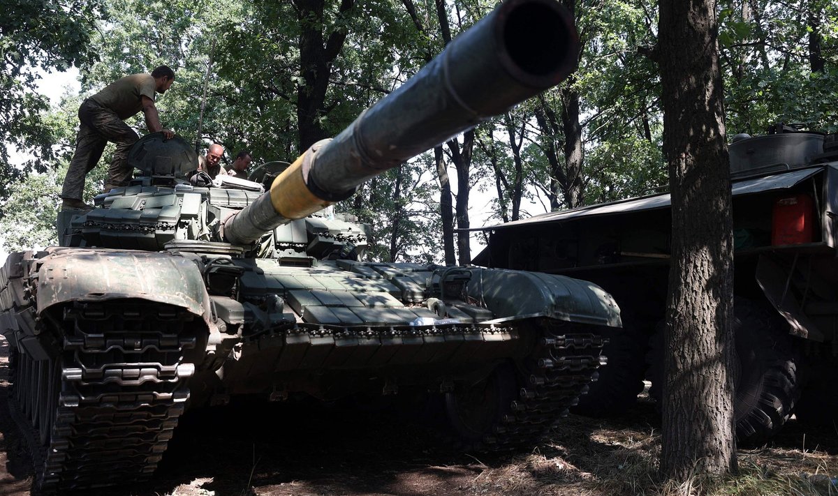 Ukraina sõdurid tankiga Donetski rindejoonel. Foto tehtud 19. augustil 2022.