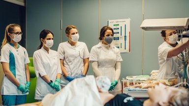 KUULA | Tervishoiukõrgkoolis on endiselt populaarseim õe eriala, hooldustöötajaks saab õppida ka väljaspool Tallinna