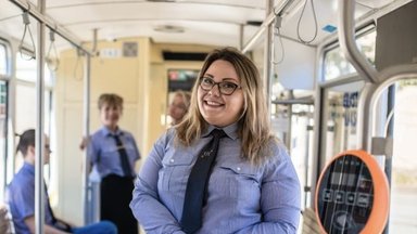 "Мы всегда в красивой форме, едем и создаем атмосферу": водитель трамвая рассказала, почему ее профессия — женская