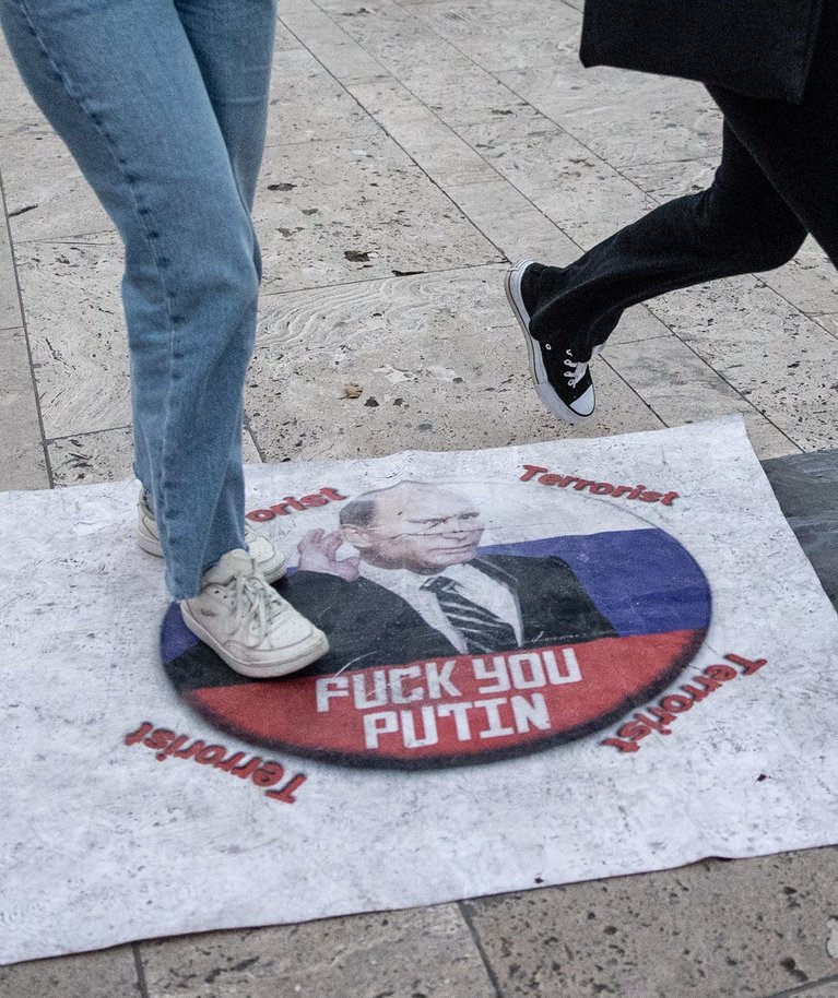 Thbilisi tänavatel näitavad inimesed julgelt, mida nad Putinist arvavad.