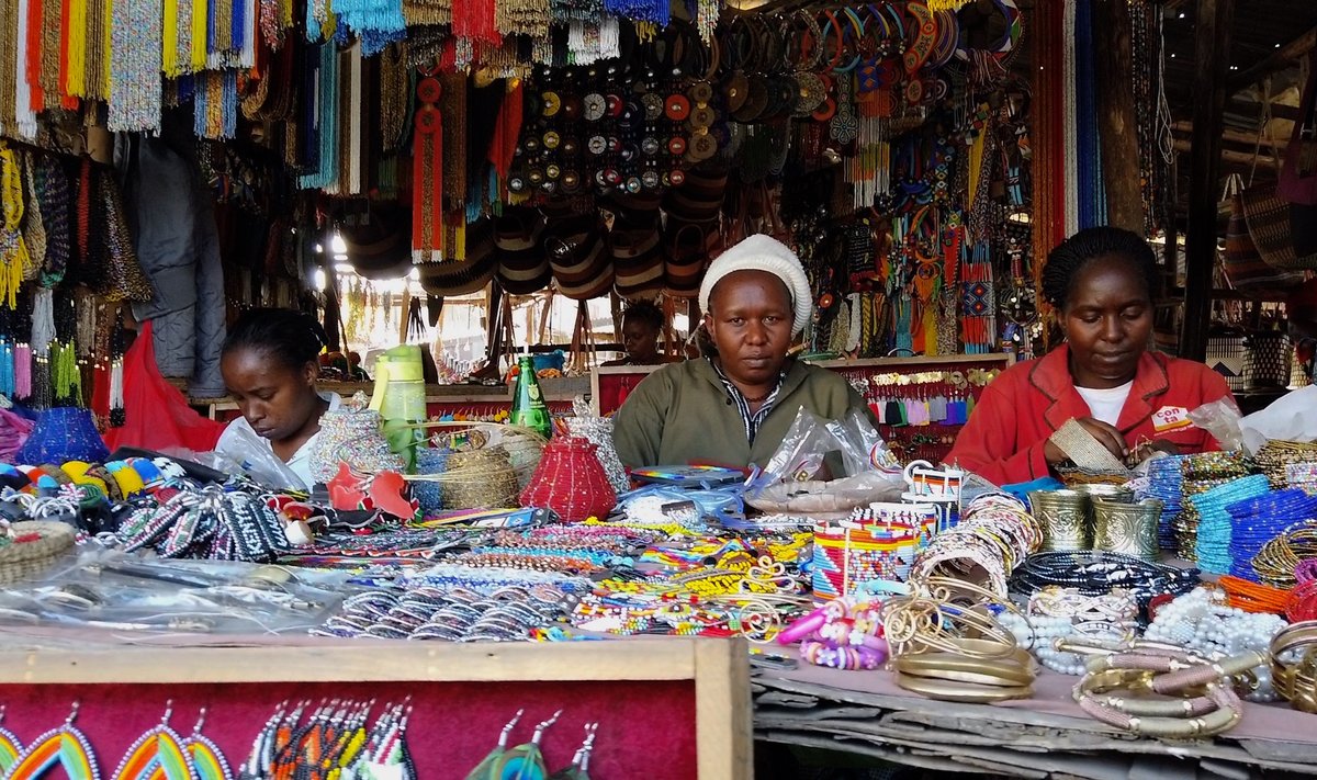Nairobi äärelinnas asuval käsitööturul valmib kogu kaup kohapeal.