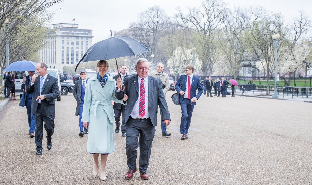 Nii Valge Maja oma vihmavarjust ilma jäigi: Eesti suursaadik Lauri Lepik sammub vihmavarju ja president Kersti Kaljulaidiga USA kaubanduskoja poole.
