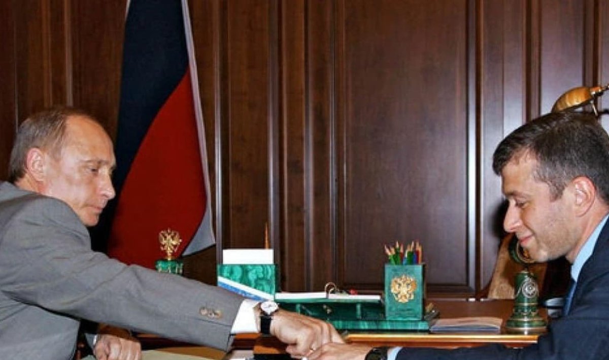 Roman Abramovitš (paremal) on aastaid eitanud lähedasi suhteid Vladimir Putiniga.