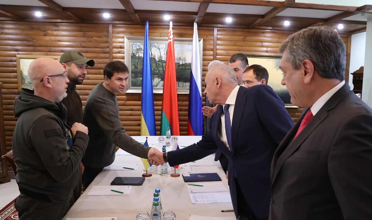 Vene asevälisminister Andrei Rudenko (paremal) kätleb 3. märtsi kõnelustel Zelenskõi nõuniku Mõhhailo Podoljakiga. Vasakult esimene on Ukraina kaitseminister Oleksi Reznikov.