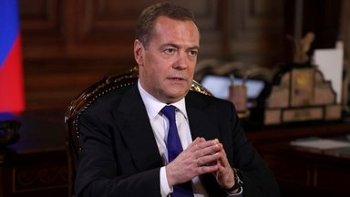 Дмитрий Медведев призвал россиян скачивать пиратские фильмы, чтобы „обанкротить нетфликсы“