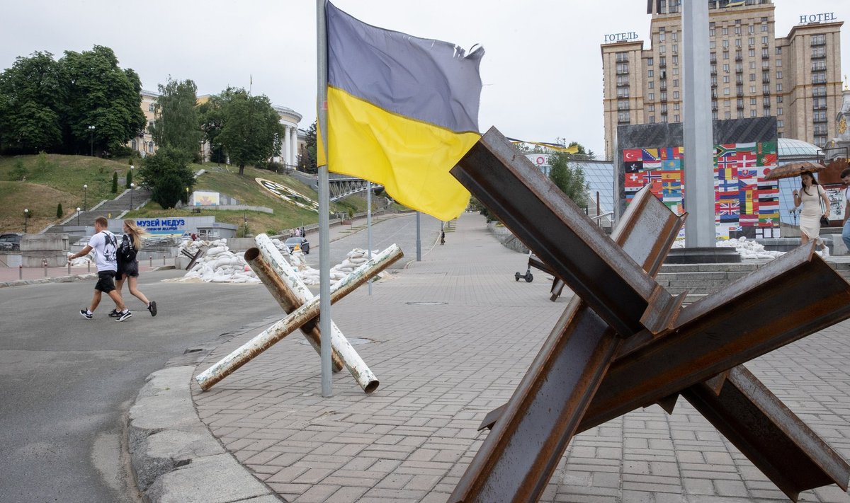 Tankivastased "Tšehhi siilid" Kiievis. Homse isesisvuspäeva suurelt tähistamine on seal see aasta keelatud, kuna kardetakse Venemaa raketirünnakuid.