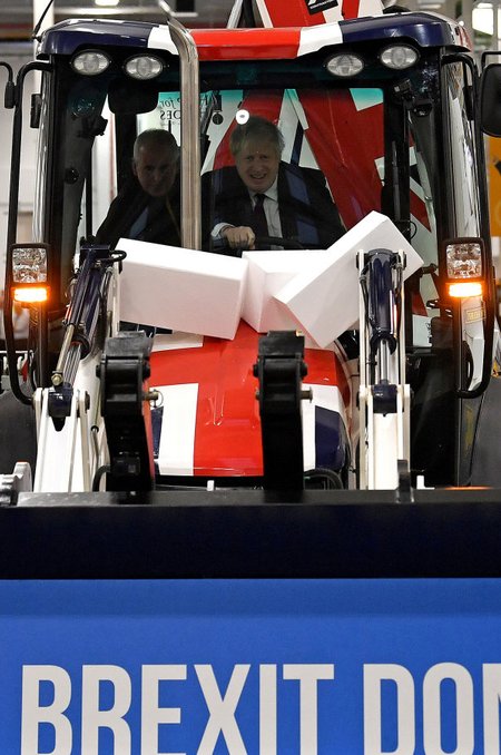 Boris Johnson traktori roolis