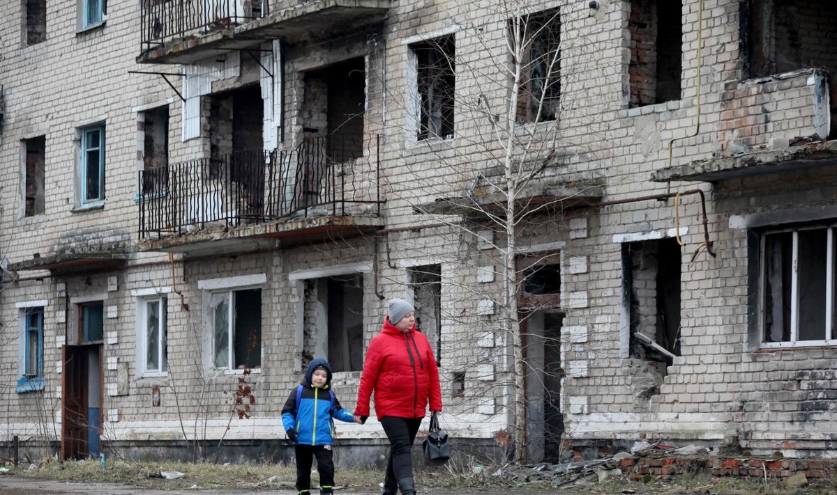 Elanikud 22. veebruaril Ukraina kontrollitud Krasnohorivkas, mis on separatistide tule tõttu veeta jäänud. 