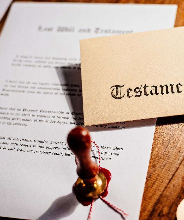Testament on olemuslikult väga sarnane kinkelepinguga – inimene saab otsustada, kellele ja millistel tingimustel ta oma vara jätab.