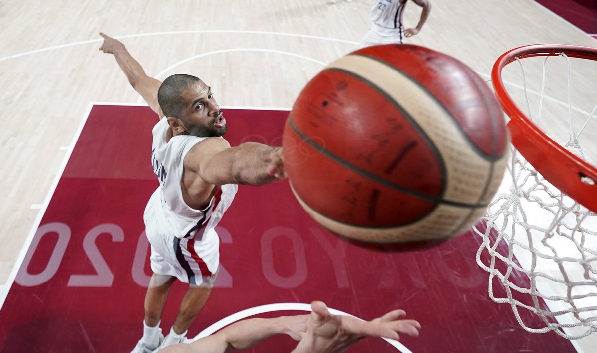 Nicolas Batum küünitab pallini, et omad finaali viia.