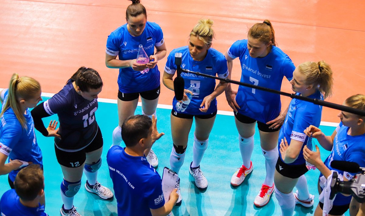 Eesti võrkpallikoondise naistel oli väga kahju, et koostöö tipptreeneri Lorenzo Micelliga (keskel) ootamatult katkes.