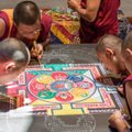 Dalai-laama saadetud kõrged Tiibeti mungad loovad nädalavahetusel Eestis rahumandala