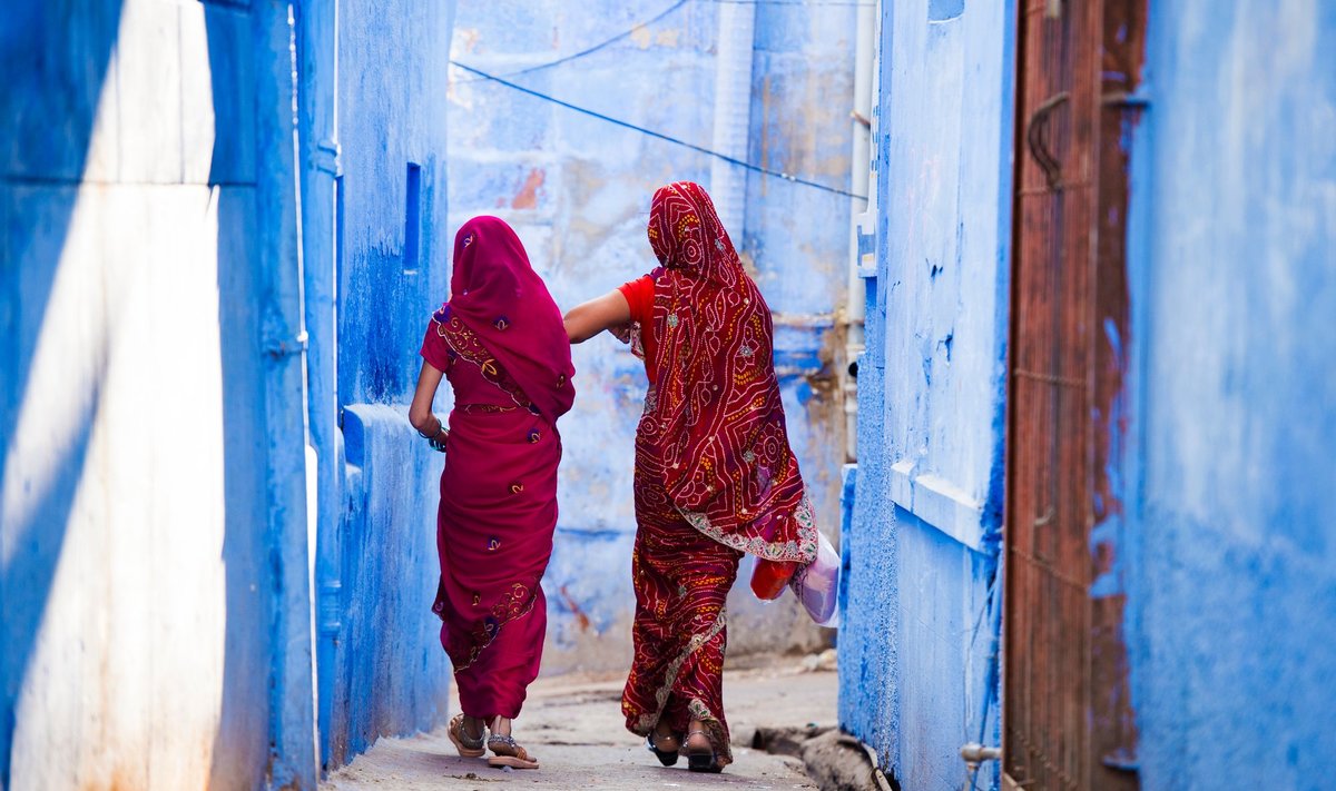 Two,Women,Dressed,In,The,Traditional,Indian,Saree,Are,Walking