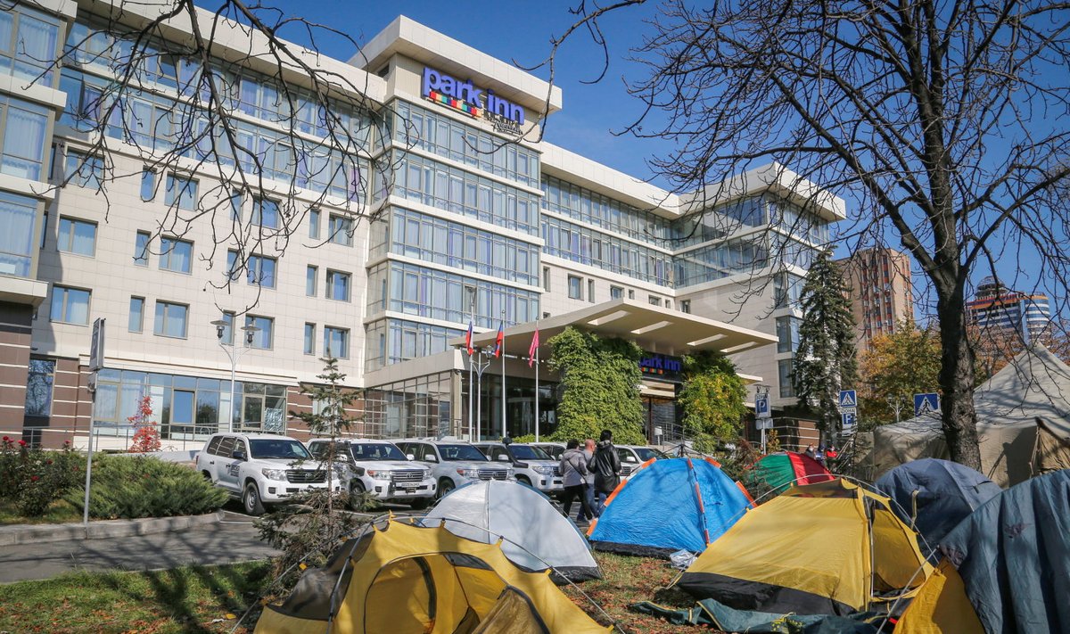 Protestijad telkimas hotelli ees Donetskis, kus OSCE vaatlejad viibisid.