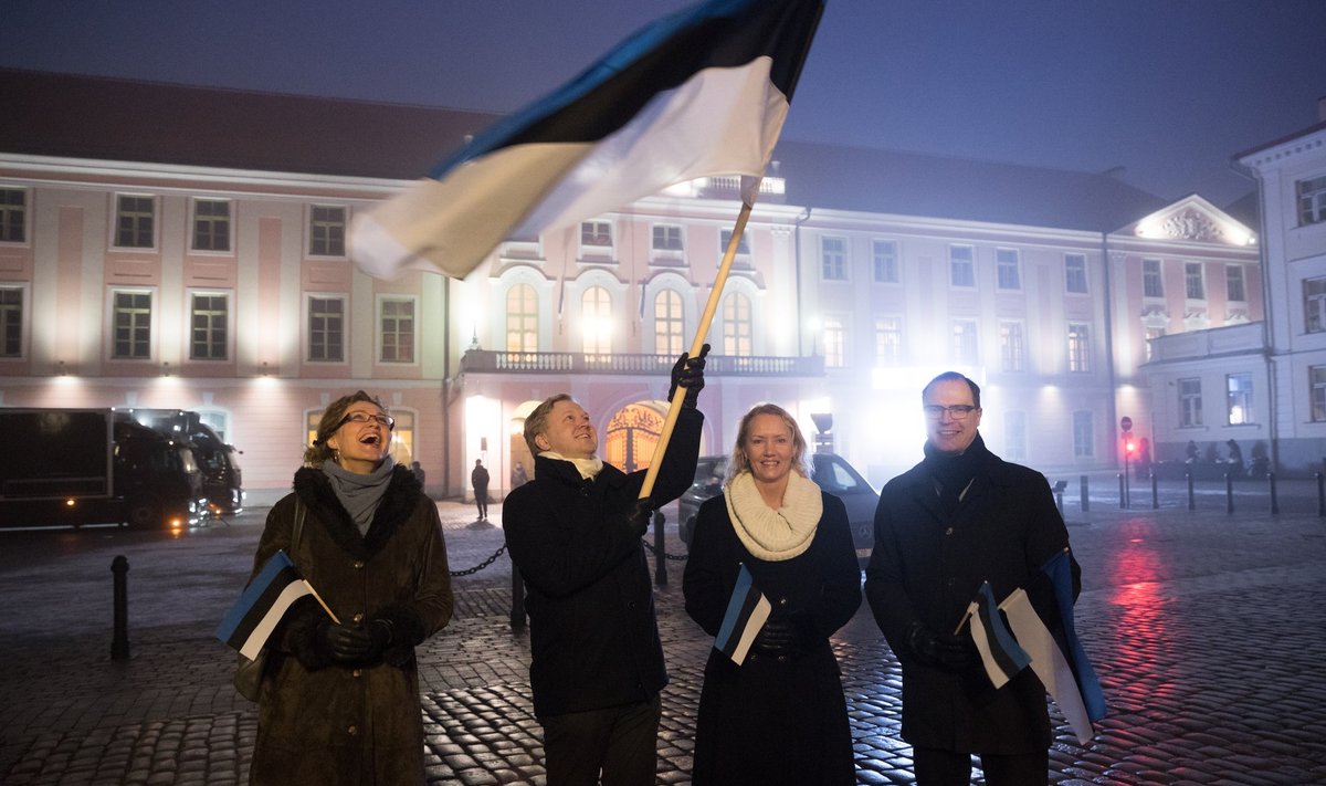 Helen Lepalaan, Madis Laansalu, Sille Tamm ja Rauno Tagel kohtusid üle aastate taas Toompeal samas rivistuses, nagu kord lipp heisati.