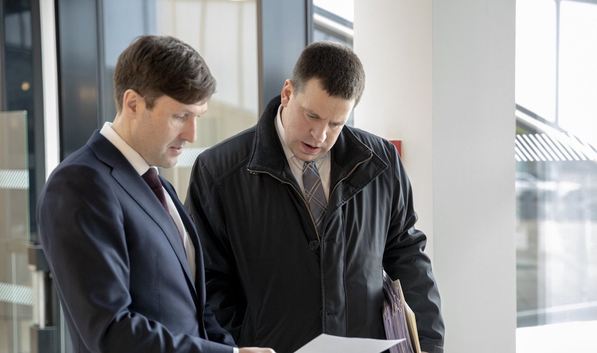 Rahandusminister Martin Helme (vasakul) koos peaminister Jüri Ratasega.