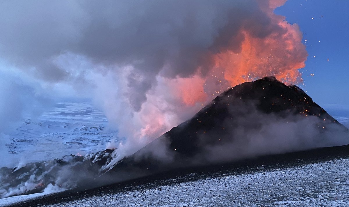 Пламя и клубы дыма во время извержения вулкана Ключевской на полуострове Камчатка в России, понедельник, 8 марта 2021 года.