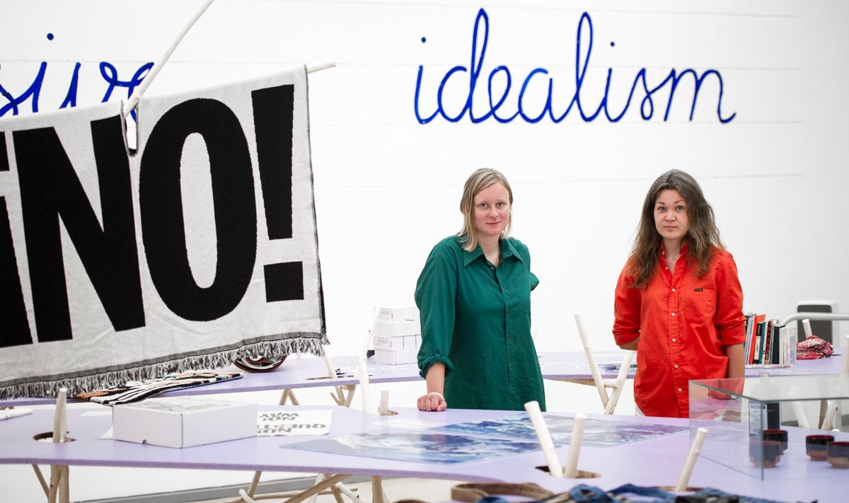 Graafilised disainerid Elisabeth Klement (vasakul) ja Laura Pappa uurivad Kunstihoone näitusel, kuidas suhestub graafiline disain teiste valdkondadega.