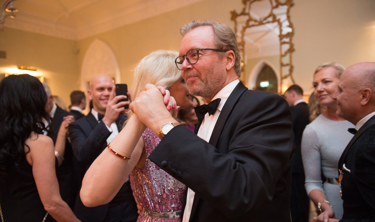 Suurettevõtja Joakim Helenius koos abikaasa Evelyga tantsuhoos
