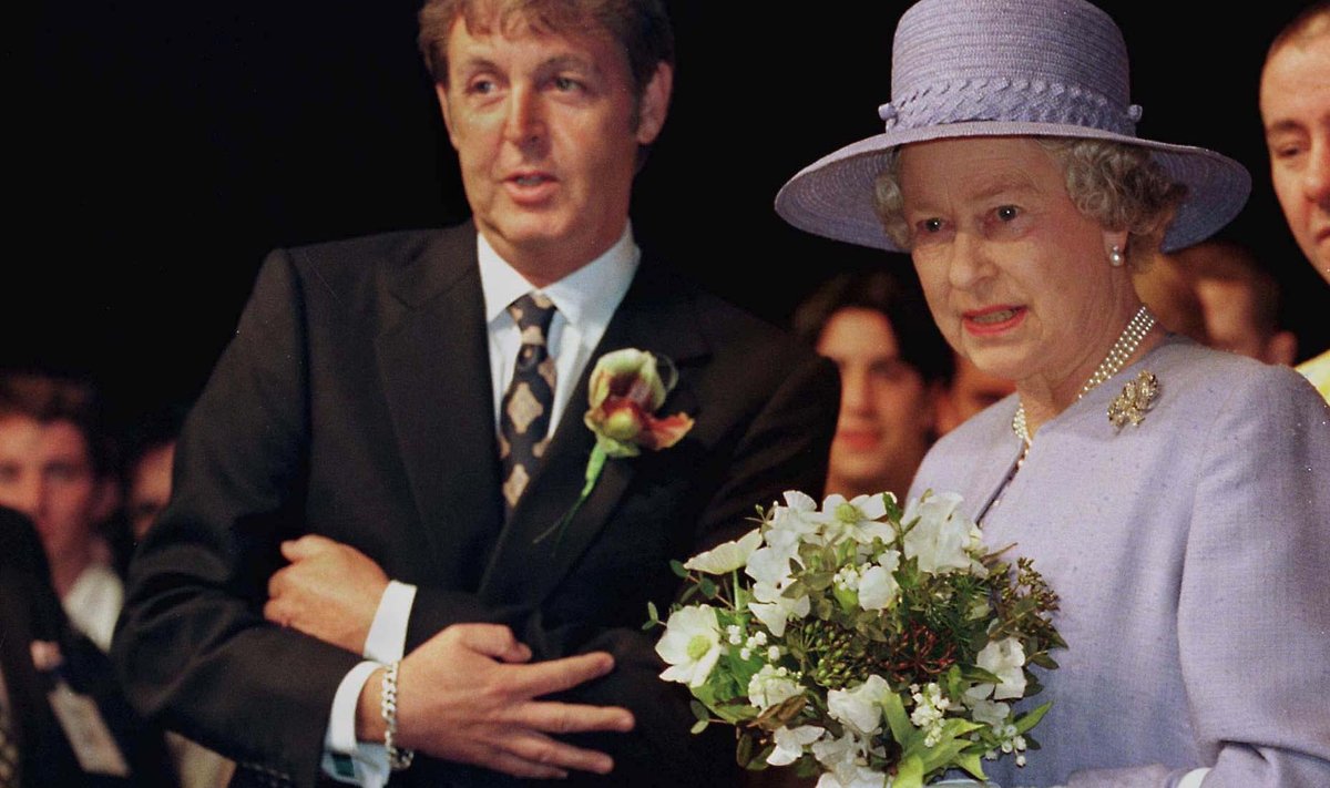 Paul McCartney imetles kuninganna Elizabeth II ja biitlite lugu "Her Majesty" on pühendatud talle. Pildil on nad aastal 1996 Liverpoolis, rüütliseisus omistati McCartneyle aasta hiljem.