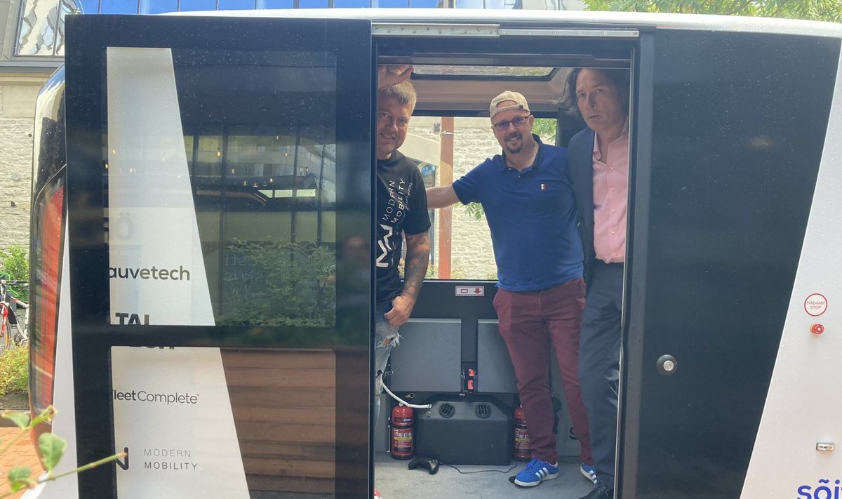 Tanel Talve, Rae valla vallavanem Madis Sarik ja abivallavanem Priit Põdmäe isejutivas bussis (foto: TalTech, Tallinn, Rae vald)