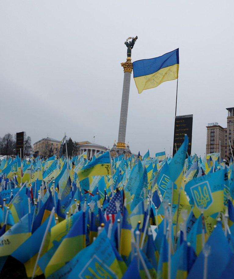 Ukraina lipud, mis sümboliseerivad Ukraina sõjas langenud sõdureid ja välissõdureid Kiievis iseseisvuse väljakul. Foto tehtud 22. detsembril 2022.