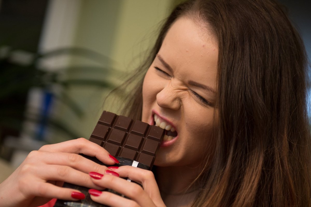 Ест шоколад. Девушка ест шоколад. Девушка в шоколаде. Девушка ест шоколадку.