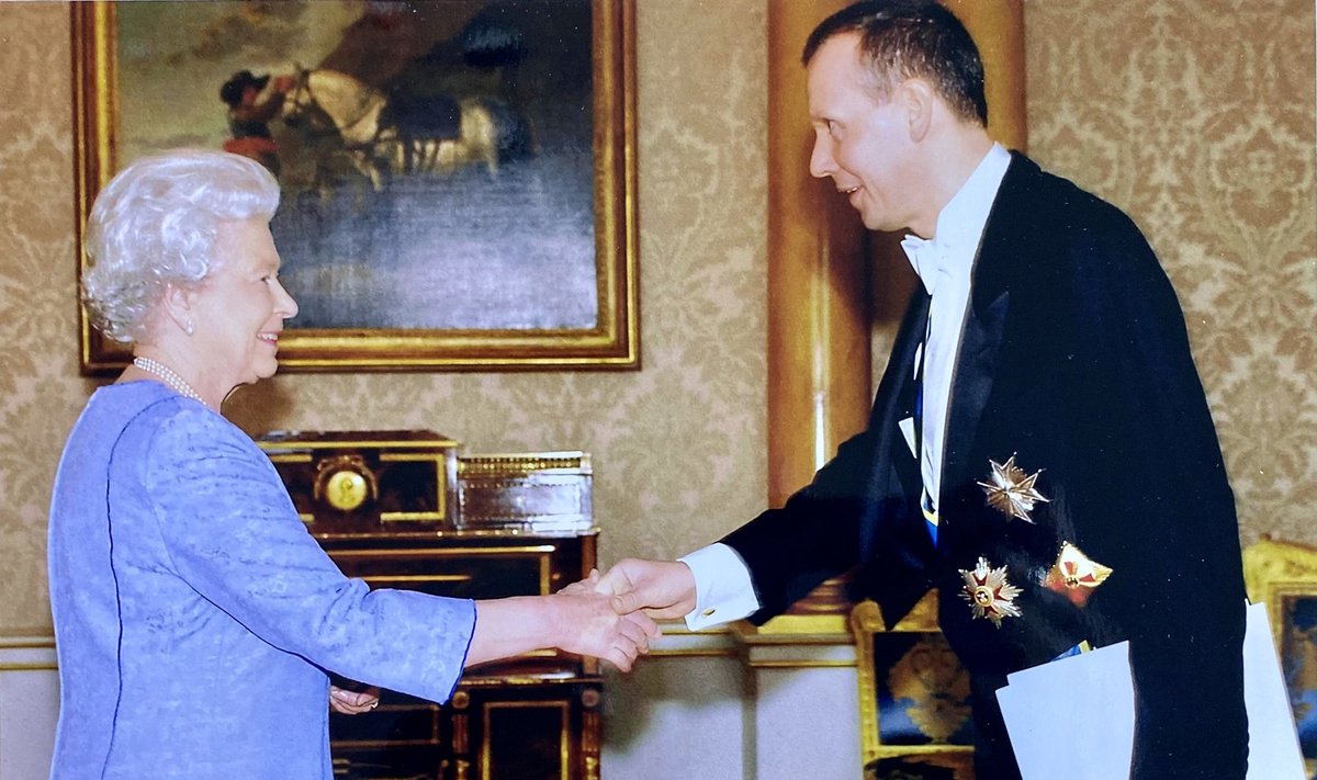 Tema Majesteet Elizabeth II Eesti Vabariigi suursaadikult Margus Laidrelt volikirja vastu võtmas.