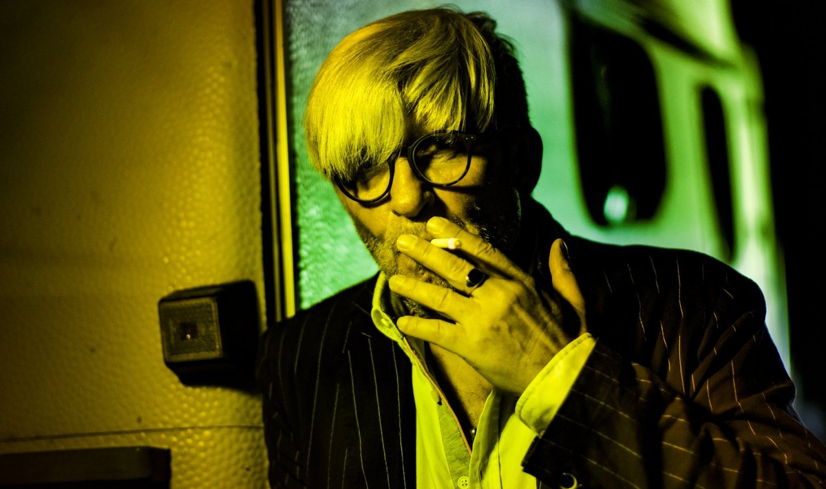 SERIAALIKUNINGAS TOOMAS KIRSS palus fotograaf Kristjan Lepal jäädvustada end 60. sünnipäeval sellisena, nagu ta on – tegusa ja suitsetavana.  