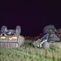 FOTOD | Viljandimaal paiskus traktor kruusateele külili