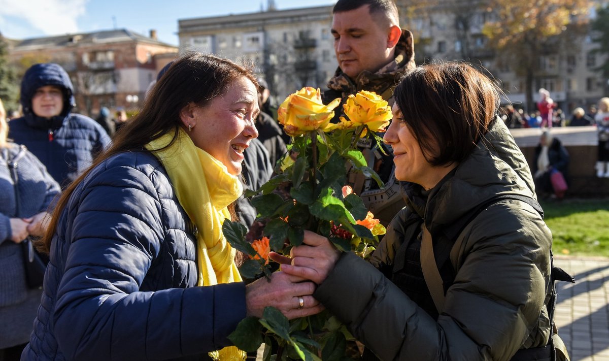 Ukraina asekaitseminister Hanna Maljar saab Hersonis tervituseks lilled. President Volodõmõr Zelenskõi külastas hiljuti vabastatud Hersoni linna 14. novembril.