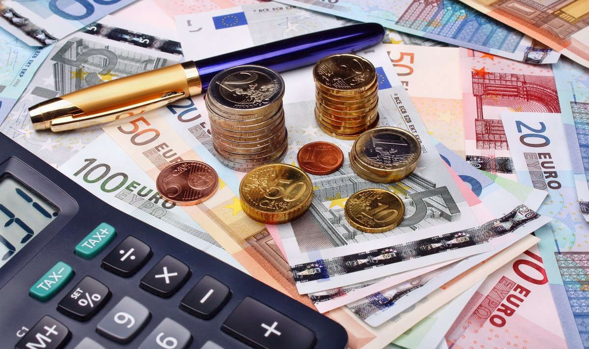 Euro,Money,And,Calculator,On,Money,Background