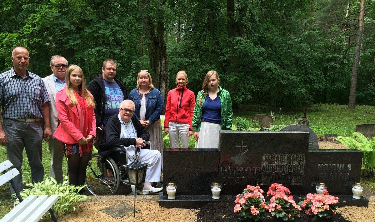 Edgar Savisaar lähikondsetega 2015. aastal vanemate haual.