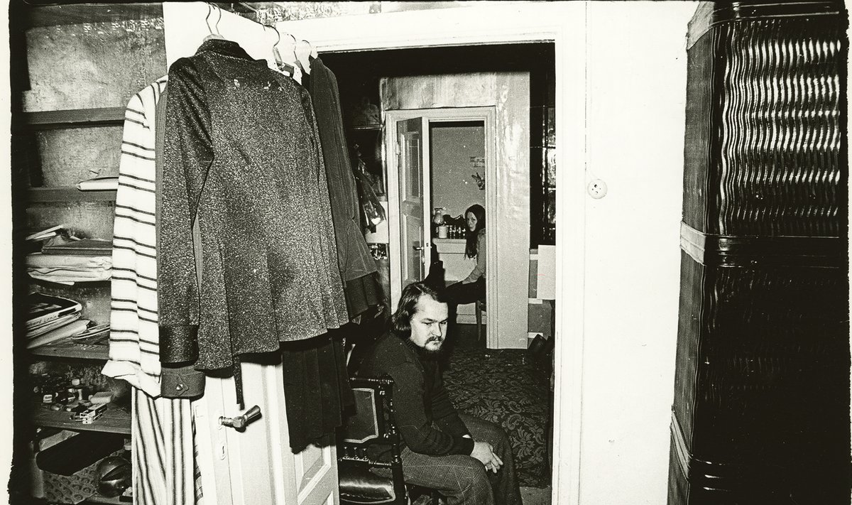 KUNSTNIKU ATELJEE: Leonhard Lapin ja Sirje Runge oma Kadriorus asunud keldriateljees aastal 1976.