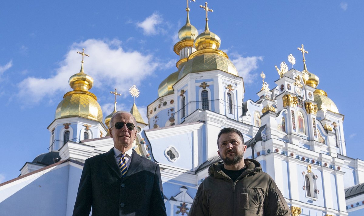 AJALOOLINE JA JULGE: Mitte ükski USA president pole varem (USA armee kontrollita) sõjakuuma riiki reisinud. Täna vupsas Joe Biden kogu maailmale üllatuseks välja Kiievis. Paremal Volodõmõr Zelenskõi.
