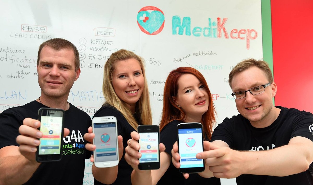 MediKeepi iOS-i arendaja Allan Kändmaa (vasakult), projektijuht Kaisa Kabin, idee autor ja juht Kerti Alev ning Androidi arendaja Mattias Linnap näitavad oma äppi Berliinis Bayeri peakontoris.