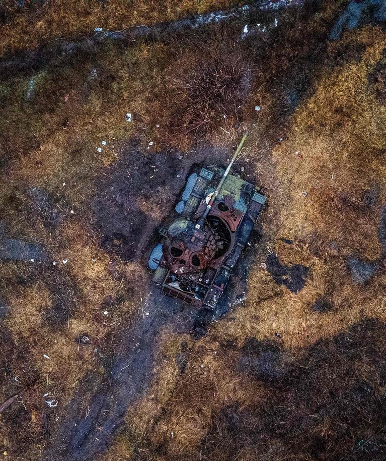 Hävinud tank Kamenka küla põllul. Foto tehtud 26. veebruaril 2023 Harkivis.