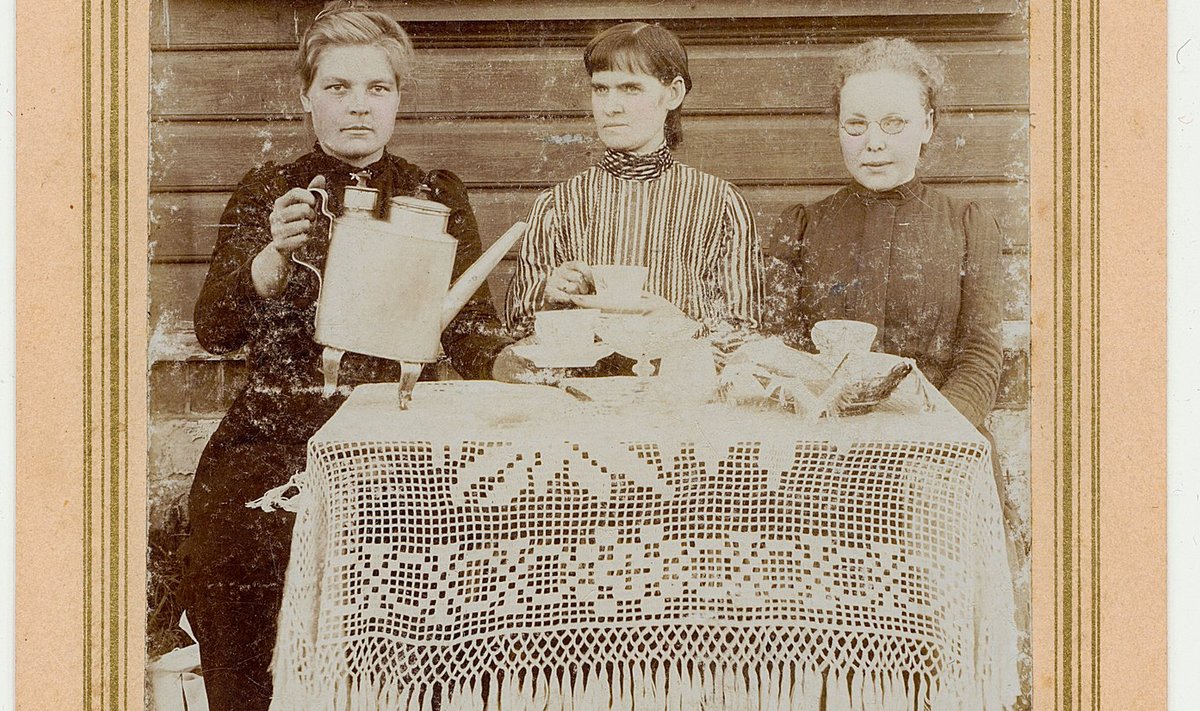 Naised kohvilauas 1910. aastal. Foto Mahtra Talurahvamuuseum.