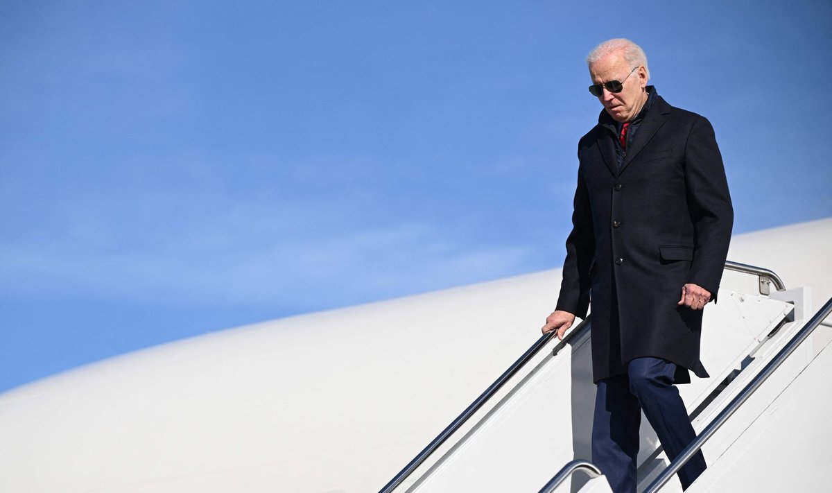 USA president Joe Biden Wisconsinis lennukist lahkumas. Foto tehtud 8. veebruaril 2023.