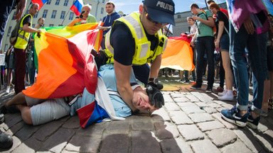NÄDAL PILDIS | Eesistumine koos teeremondiga lõi pealinna liikluse umbe, LGBT paraadil pidi paaril korral sekkuma ka politsei