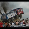 VIDEO: Võistlus - võrrelda kaheksaveolisi mehiseid masinaid raskel maastikul